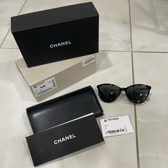Chanel Interlocking CC Logo Cat-Eye Sunglasses - Picture 6 of 10